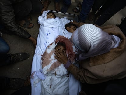 Una madre frente a los cadáveres de sus hijos, muertos en un bombardeo aéreo israelí en Jan Yunis, en el sur de Gaza, este jueves.