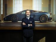 El presidente de Lamborghini, Stephan Winkelmann, posa con el Temerario, el último modelo de la marca, en una imagen cedida por la empresa.