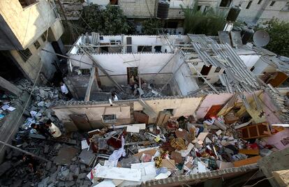 Varias viviendas destrozadas por un ataque con cohetes en la zona palestina de Khan Younis, 10 de julio de 2014.