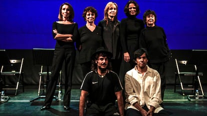 Ana Belén, Gloria Muñoz, Nathalie Poza, Aitana Sánchez-Gijón y Julieta Serrano, el 28 de noviembre en la sala Berlanga de Madrid, cuando protagonizaron la lectura dramática de la obra de Paco Bezerra (sentado, a la izquierda).