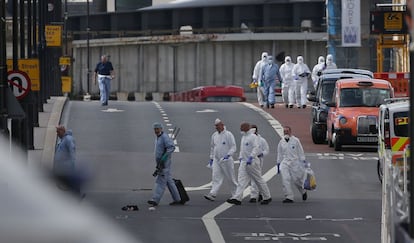 Agentes de la policía forense trabajan en el London Bridge tras el ataque terrorista.