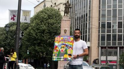 Joseba Salina posa con el cartel ganador de la Aste Nagusia de Bilbao 2015.