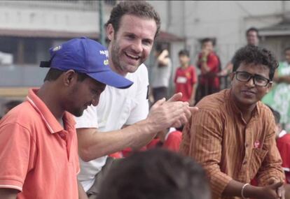 Juan Mata en Mumbái con Ashok, de la Fundación Óscar.