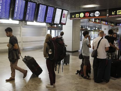 Varios pasajeros, en el aeropuerto de Barajas.