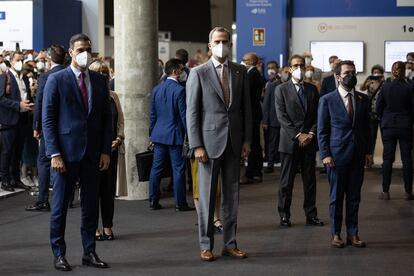 Pedro Sánchez, el rey Felipe VI y Pere Aragonès, en Barcelona durante la inauguración del Mobile World Congress 2021, el lunes.