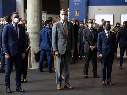 Pedro Sánchez, el rey Felipe VI y Pere Aragonès, en Barcelona durante la inauguración del Mobile World Congress 2021, el lunes.