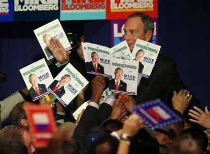 Simpatizantes de origen paquistaní de Bloomberg celebran la victoria con el alcalde la noche del martes.