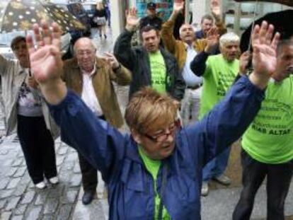 Afectados por las participaciones preferentes protestan en Ferrol.
