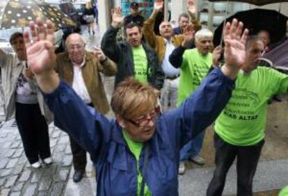 Afectados por las participaciones preferentes protestan en Ferrol.