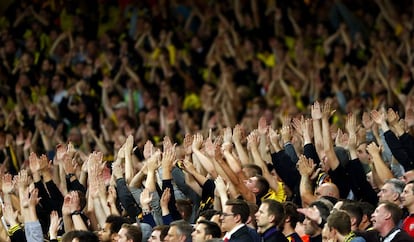 Los seguidores del Borussia Dortmund en el Emirates stadium.