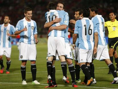 Higuaín y Messi se abrazan