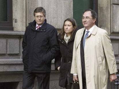 El vicepresidente de Murcia, Juan Bernal (izquierda), a su llegada a la Audiencia Nacional para declarar en la causa de la CAM.