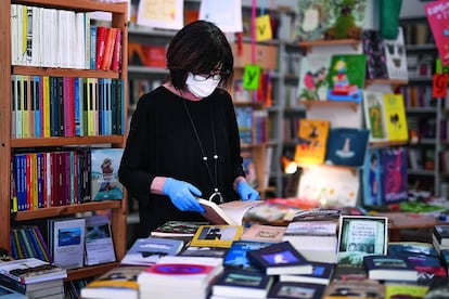 Una empleada de la librería Trebisonda, en Turín (Italia), durante la reapertura en mayo. 