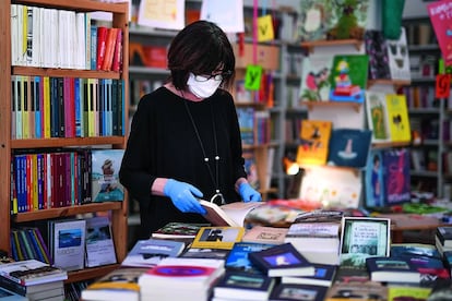 Una empleada de la librería Trebisonda, en Turín (Italia), durante la reapertura en mayo.