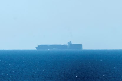 El buque de carga 'Elbeik' permanece fondeado frente a la playa de Macarella, en la isla de Menorca, la semana pasada.