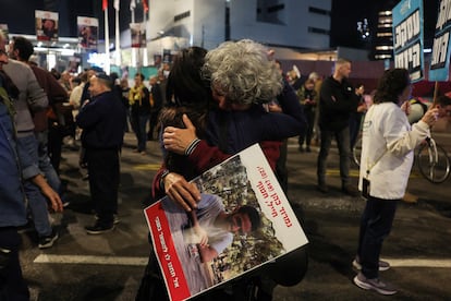 Familiares de rehenes israelíes se abrazan tras conocer la noticia del alto el fuego en Tel Aviv, este miércoles. 