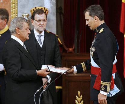 El Rey Felipe VI, en presencia del presidente del Congreso de los Diputados, Jesús Posada (i), y el presidente del Gobierno, Mariano Rajoy (2i), ha prestado hoy juramento ante las Cortes Generales con la siguiente formula: "Juro desempeñar fielmente mis funciones, guardar y hacer guardar la Constitución y las leyes y respetar los derechos de los ciudadanos y de las comunidades autónomas".