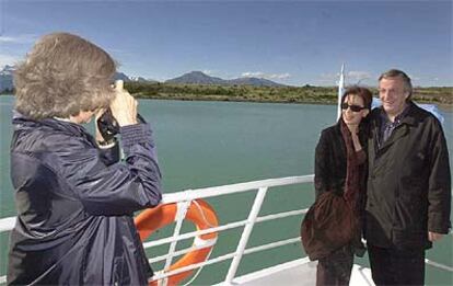 La reina Sofía hace una foto al presidente Kirchner y su esposa, Cristina, en el parque nacional Los Glaciares, en el sur de Argentina.