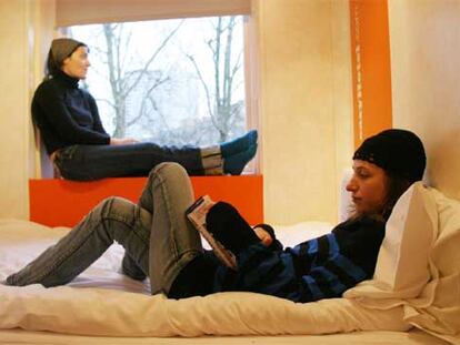 El EasyHotel de Londres cuenta con 34 habitaciones dobles que miden entre seis y ocho metros cuadrados e incluyen baño. En la fotografía, uno de los tres cuartos que tienen ventana.