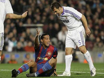 Ronaldinho reclama haber sido objeto de una falta mientras Cannavaro le reprocha su queja.