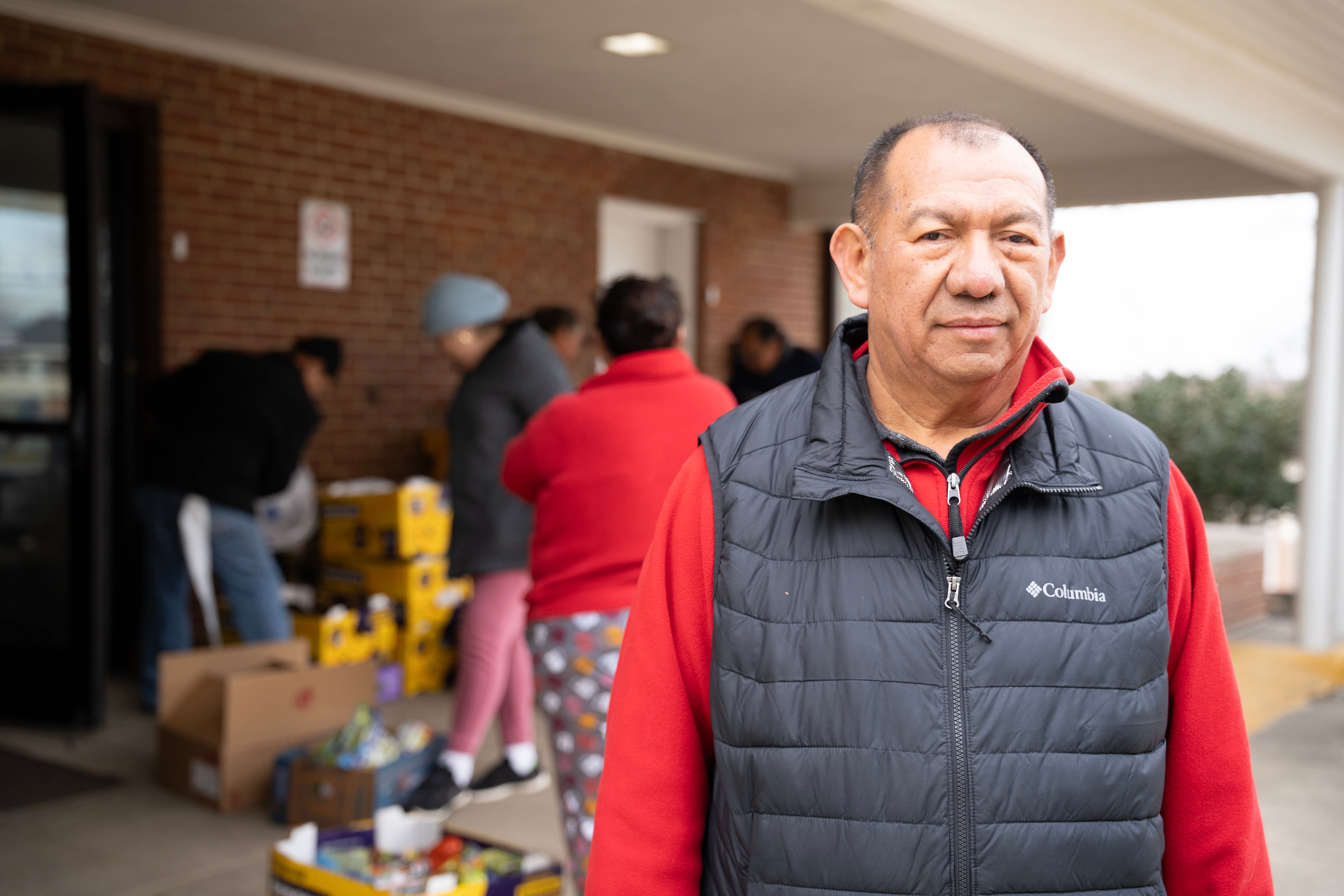 El padre Vidal Rivas, después de la distribución quincenal de alimentos.

