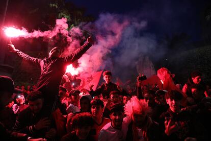 Cientos de jóvenes marroquíes celebran en Crevillente el pase a semifinales de su selección de fútbol.