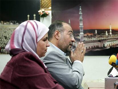 Mohamed Kamal Mostafa habla con la prensa, junto a su esposa, en la mezquita de Fuengirola.