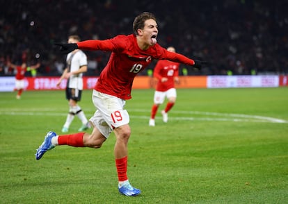 Kenan Yildiz celebra el gol marcado a Alemania con la selección de Turquía.