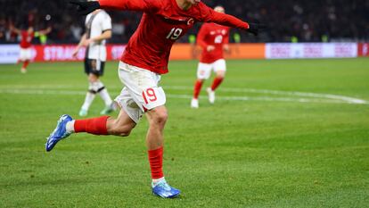 Kenan Yildiz celebra el gol marcado a Alemania con la selección de Turquía.