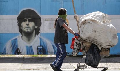 Un hombre pasa por delante de un mural de Maradona en Buenos Aires.