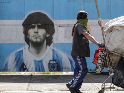 Un hombre pasa por delante de un mural de Maradona en Buenos Aires.