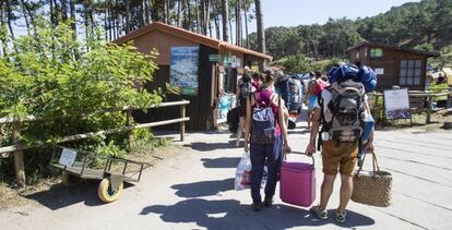 Un grupo de visitantes llegando al enclave.