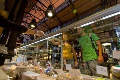 Venta de queso en el mercado de San Miguel, en Madrid. 