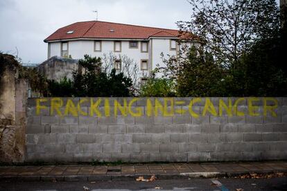 Una pintada contra la fractura hidráulica en Selaya (Cantabria).