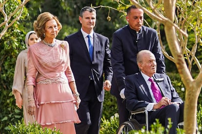 Los reyes eméritos don Juan Carlos y doña Sofía, a su llegada este jueves a la boda del príncipe Hussein y Rajwa Al Saif, en Amán (Jordania).
