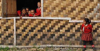 Estudantes do Estado de Sikkim (Índia) brincam durante o recreio em uma escola