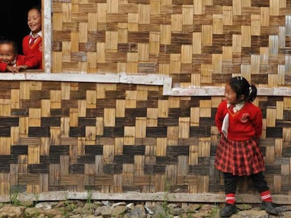 Estudantes do Estado de Sikkim (Índia) brincam durante o recreio em uma escola