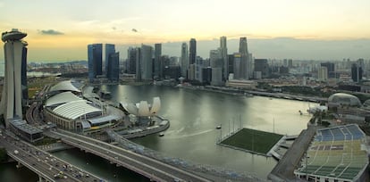 Los habitantes de Singapur se han hecho famosos por aumentar su diminuta isla ganando terreno al mar, así que no tuvieron ningún problema en encontrar espacio para construir un nuevo estadio multiusos: construyeron el Flot@Marina Bay sobre el agua. La plataforma está amarrada como un crucero gigante en el moderno barrio de Esplanade.