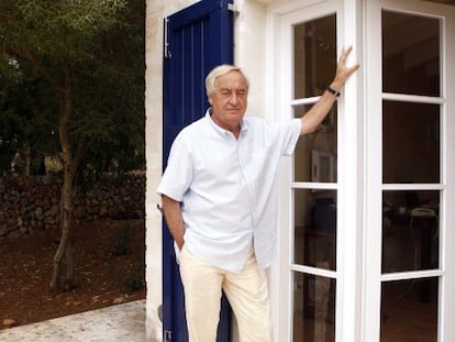 El escritor e hispanista neerland&eacute;s Cees Nooteboom, en su casa de Menorca. 