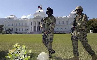 <i>Marines</i> norteamericanos protegen el Palacio Nacional, en Puerto Príncipe, después de la salida de Haití del presidente Aristide.