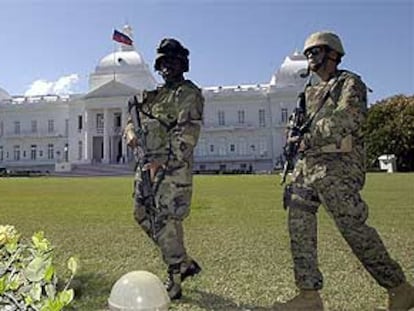 <i>Marines</i> norteamericanos protegen el Palacio Nacional, en Puerto Príncipe, después de la salida de Haití del presidente Aristide.
