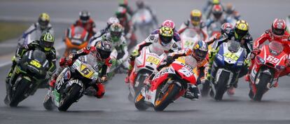 Pedrosa (26) compite por la primera posición con Bradl (6), Rossi (46) y Hayden (69), en el inicio del GP de Francia. 