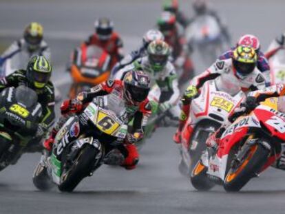 Pedrosa (26) compite por la primera posición con Bradl (6), Rossi (46) y Hayden (69), en el inicio del GP de Francia.