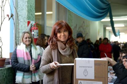La expresidenta argentina Cristina Fernández de Kirchner, actual candidata a vicepresidenta, ejerce su voto durante las elecciones primarias en un colegio electoral de la ciudad de Río Gallegos, en la sureña provincia de Santa Cruz (Argentina).