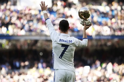 Cristiano Ronaldo saluda la afición que coreó su nombre en el homenaje organizado por el club. El estadio se tiñó, además, de oro para recibirle. 