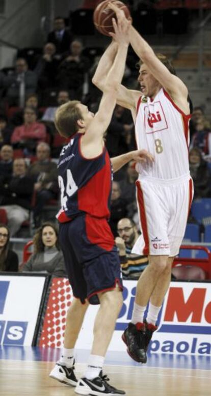 Oleson intenta frenar al alero del CAI Zaragoza Michael Roll.