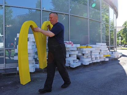 Un trabajador retira un letrero de McDonald's de un restaurante de la compañía en San Pertersburgo.