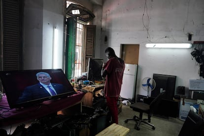 Un hombre en su lugar de trabajo escucha a Díaz-Canel dirigirse al Congreso cubano tras su reelección, este miércoles en La Habana.