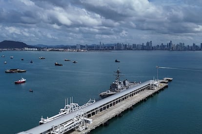 Lanzamisiles USS DDG-102 de la Marina de los Estados Unidos cerca de la entrada del Canal de Panamá, el 31 de agosto.