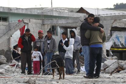 El incidente ocurrió en la comunidad de Chilchotla donde decenas de pobladores realizaban preparativos para una fiesta patronal que se celebra el 15 de mayo. En la foto, habitantes acuden al lugar de la explosión en la comunidad de San Isidro, en el municipio de Chilchotla.